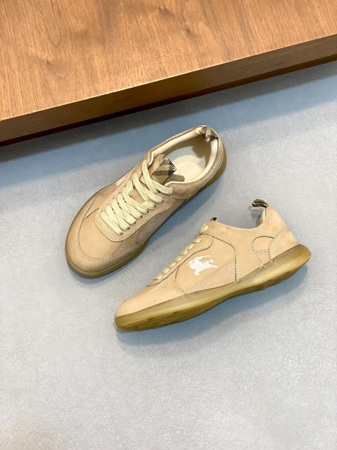 Men's men's shoes 💰660 𝐁𝐔𝐑𝐁𝐄𝐑𝐑𝐘# Burberry's new war horse plaid casual sneakers, new terrace casual sneakers·Burberry (Burberry) classic elements, super comfortable shoes··Knight blue non-slip soles. Finally I saw the latest diagonal checkered sneakers. The colors are really good-looking and can be matched with any way. Sneakers in cotton blend. Crafted in an Italian workshop, it features a worsted Burberry check pattern. Featuring a mesh lining and checkered laces, the rubber sole features the archive Burberry monogram. From Burberry's iconic collection, these wardrobe staples are interpreted with the brand's signature style. The round toe and tongue are embellished with the Equestrian Knight logo (EKD) label, leather insole, and the sole is embellished with the Burberry letter logo size: 38-44 (customized for 45 and 46)